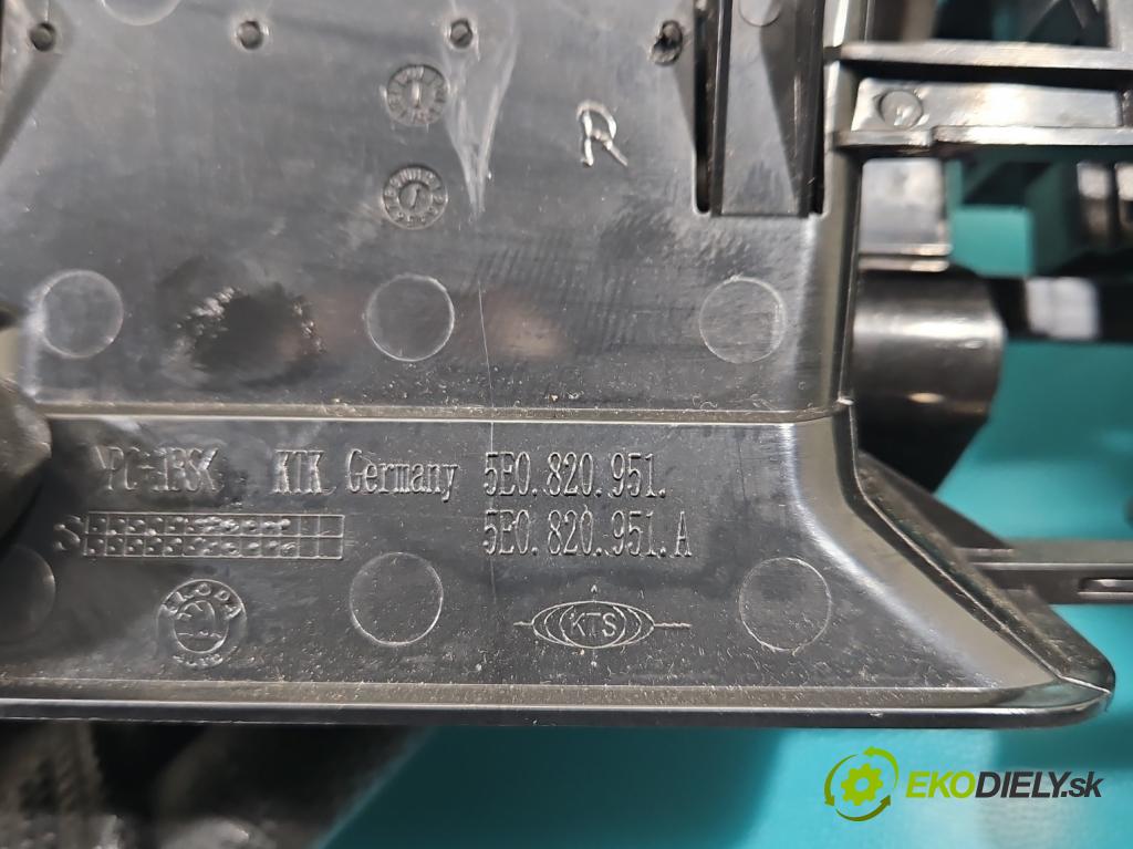 Skoda Octavia III 2013- 2.0 tdi 150 HP manual 110 kW 1968 cm3 5- Mřížka: kúrenia stredová 5E0820951 (Mriežka kúrenia (fukár))