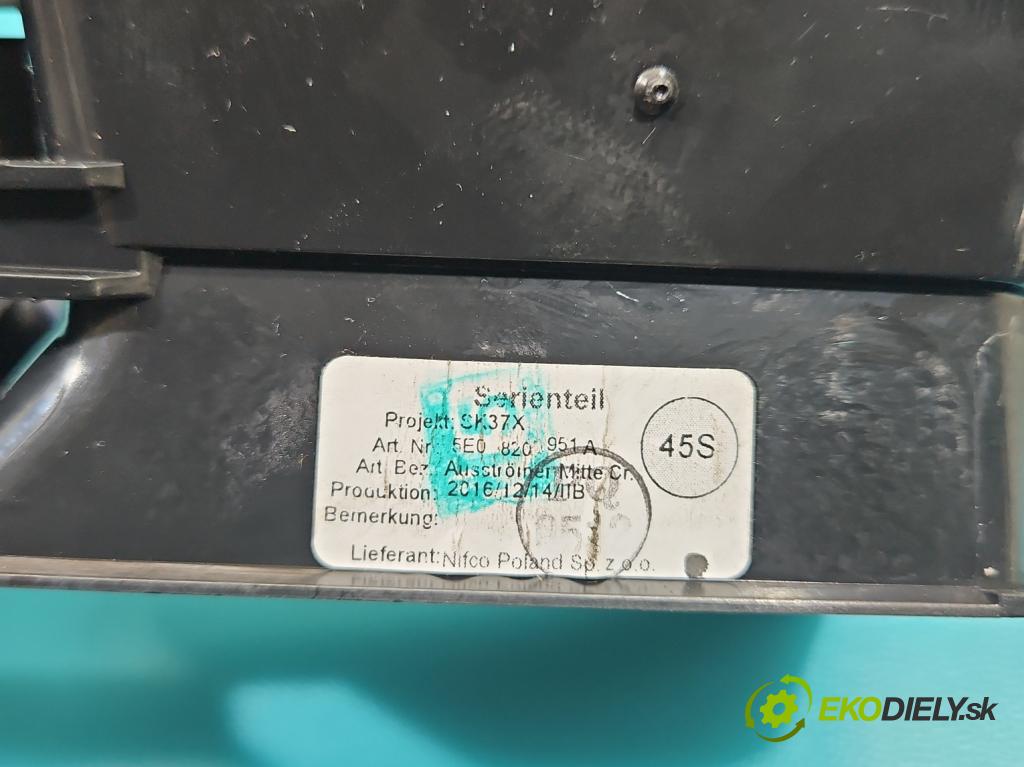 Skoda Octavia III 2013- 2.0 tdi 150 HP manual 110 kW 1968 cm3 5- Mřížka: kúrenia stredová 5E0820951 (Mriežka kúrenia (fukár))