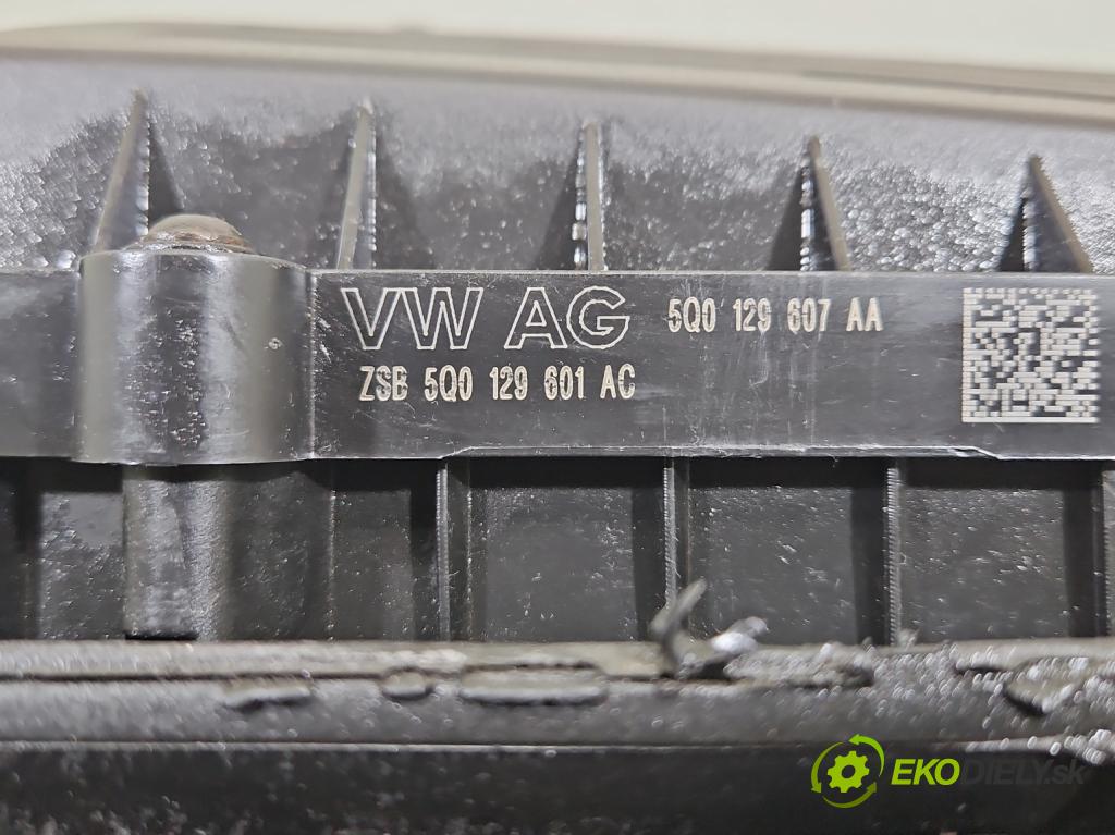 Skoda Octavia III 2013- 2.0 tdi 150 HP manual 110 kW 1968 cm3 5- obal filtra vzduchu 5Q0129607AA (Obal vzduchového filtra)