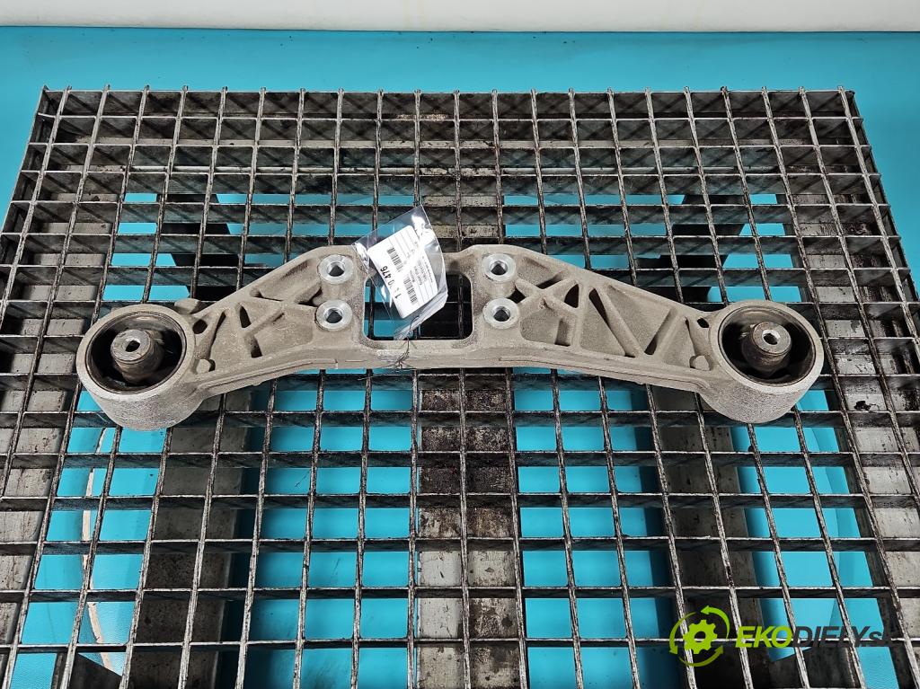 Suzuki Vitara II 2015- 1.5 16V 102 HP automatic 75 kW 1462 cm3 5- Upevnenie: 