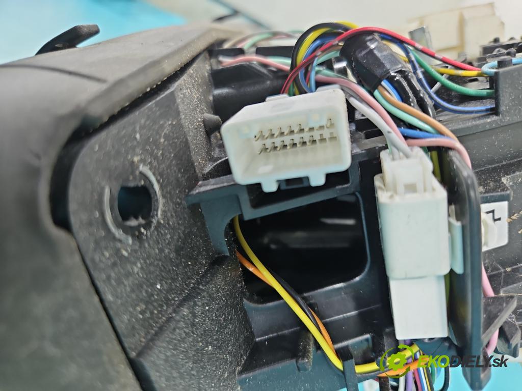 Infiniti Q50 I 2013-2024 2.0 T 211KM automatic 155 kW 1991 cm3 4- Páka: Změny: stupeň,rýchlosť  (Rýchlostná páka (kulisa))