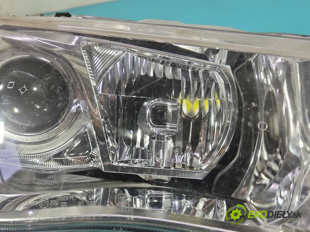 Mitsubishi Outlander II 2006-2013 2.0 DI-D 140 HP manual 103 kW 1968 cm3 5- Reflektor: pravý  (Svetlo predné pravé)