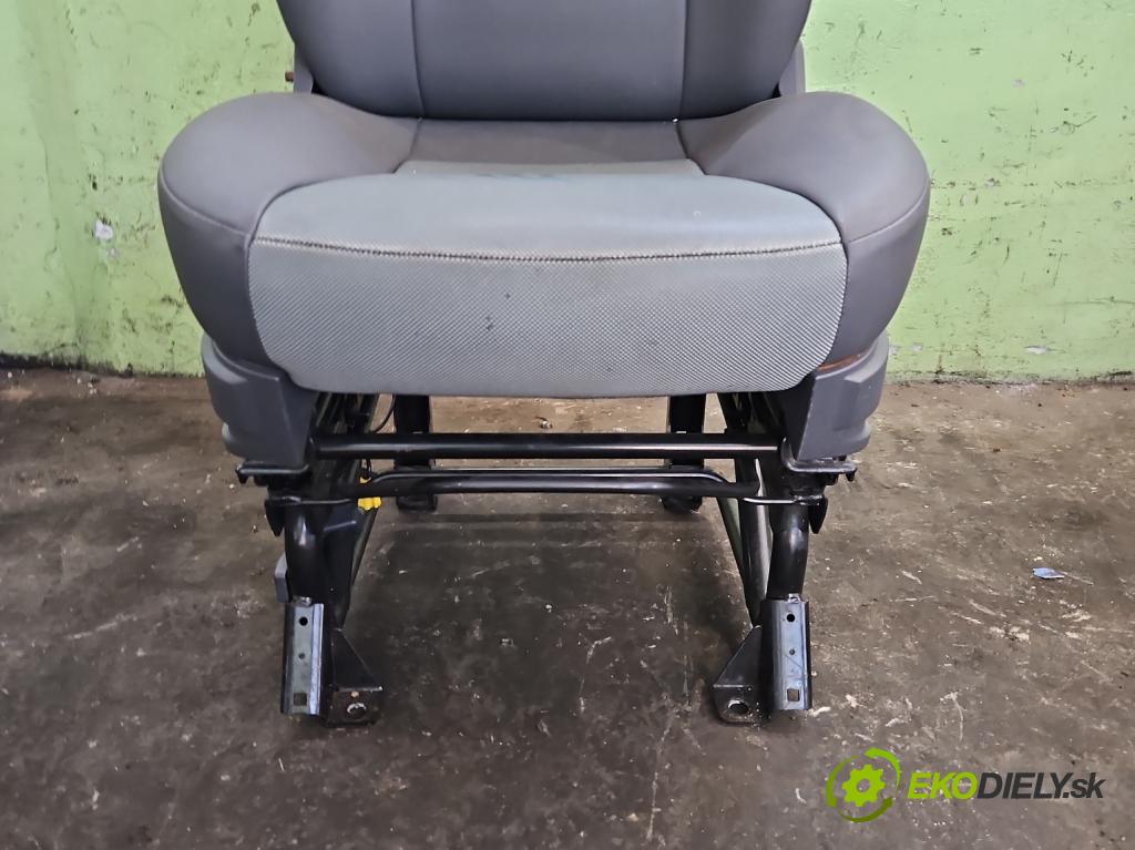 Fiat Ducato III 2006-2014 2.2 jtd 101 hp manual 74 kW 2198 cm3 5- Sedadlo pravý  (Sedadlo)