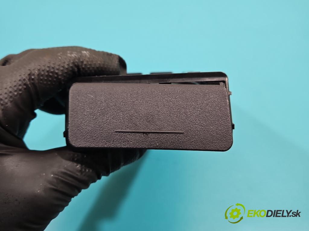 Mitsubishi Outlander II 2006-2013 2.0 DI-D 140 hp manual 103 kW 1968 cm3 5- Rukojeť: na napoje: GN621-04480 (Držák nápojů)