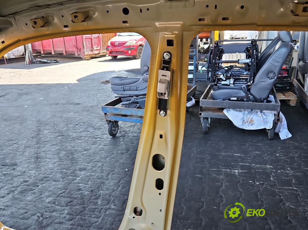 Suzuki Vitara II 2015- 1.5 16V 102 hp automatic 75 kW 1462 cm3 5- práh pravý  (Karoserie ostatní)