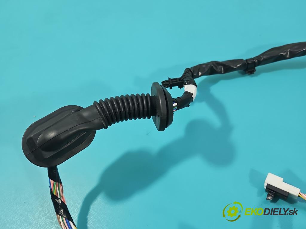 Suzuki Vitara II 2015- 1.5 16V 102 HP automatic 75 kW 1462 cm3 5- Zväzok: dvere predné pravých 36757-63U20