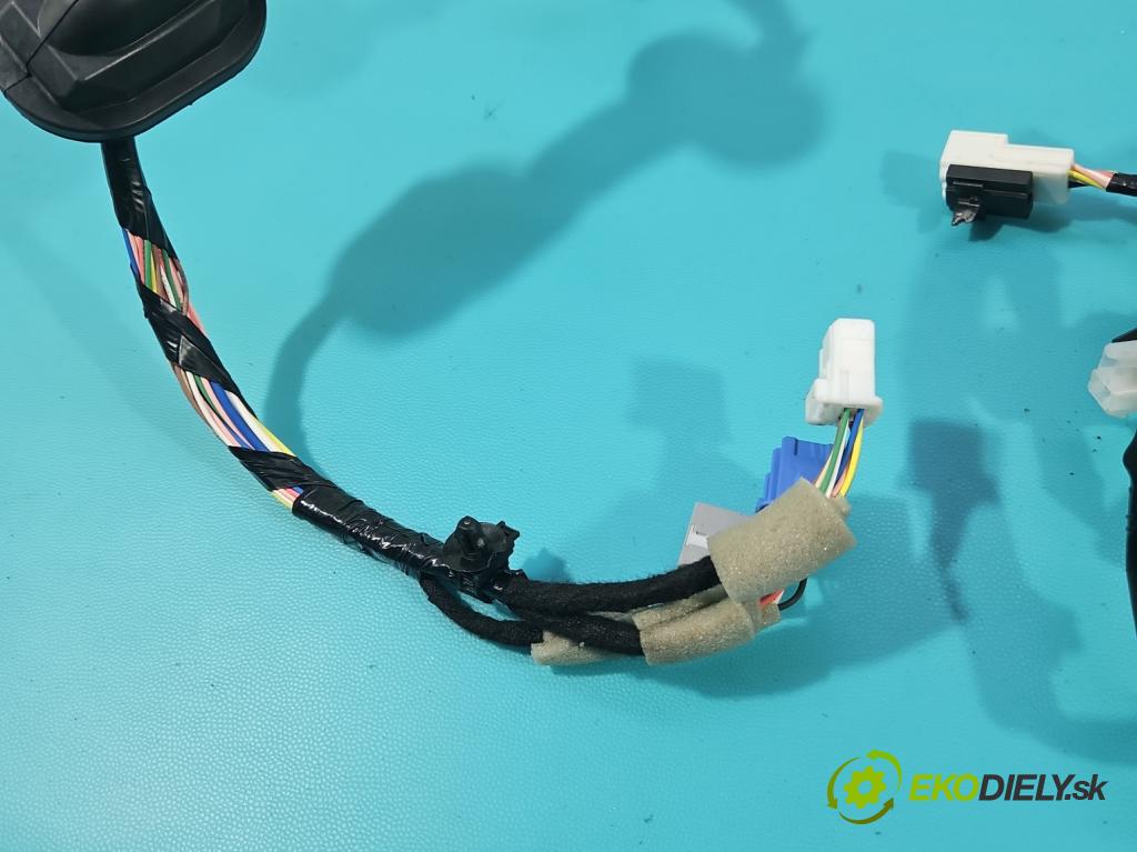 Suzuki Vitara II 2015- 1.5 16V 102 HP automatic 75 kW 1462 cm3 5- Zväzok: dvere predné pravých 36757-63U20