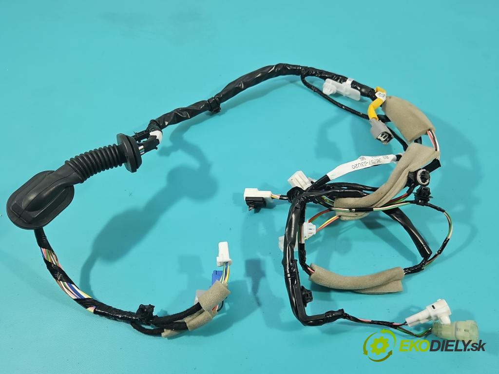 Suzuki Vitara II 2015- 1.5 16V 102 HP automatic 75 kW 1462 cm3 5- Zväzok: dvere predné pravých 36757-63U20