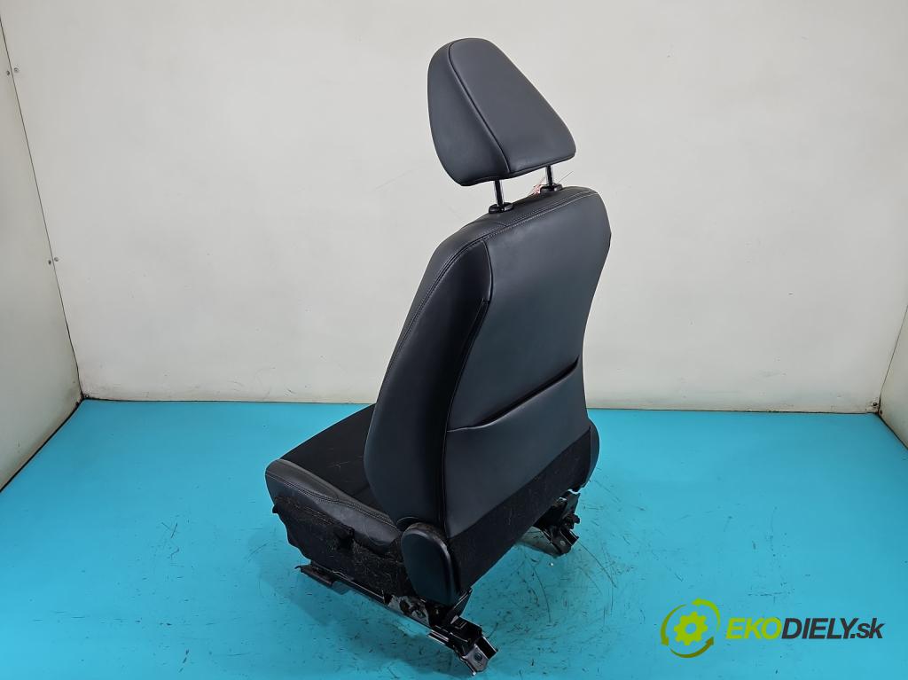 Lexus IS III 2014-2025 2.5 vvti 181KM automatic 133 kW 2494 cm3 4- Sedačka pravý  (Sedadlo)