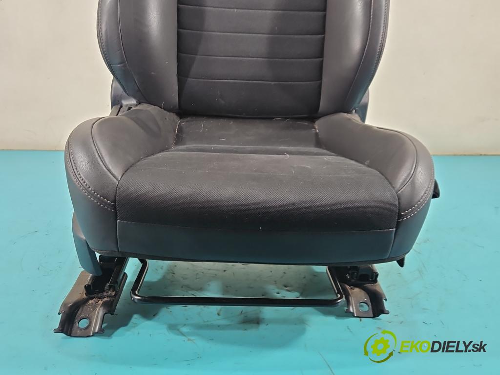 Lexus IS III 2014-2025 2.5 vvti 181KM automatic 133 kW 2494 cm3 4- Sedačka pravý  (Sedadlo)