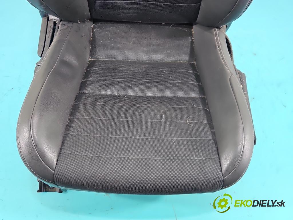 Lexus IS III 2014-2025 2.5 vvti 181KM automatic 133 kW 2494 cm3 4- Sedačka pravý  (Sedadlo)
