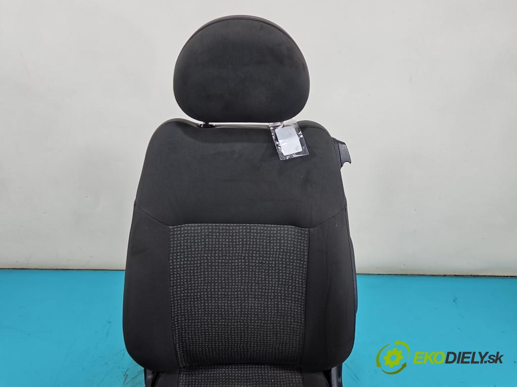 Opel Corsa C 2000-2006 1,3.0 cdti 69KM manual 51 kW 1248 cm3 3- Sedačka ľavý  (Sedadlo)
