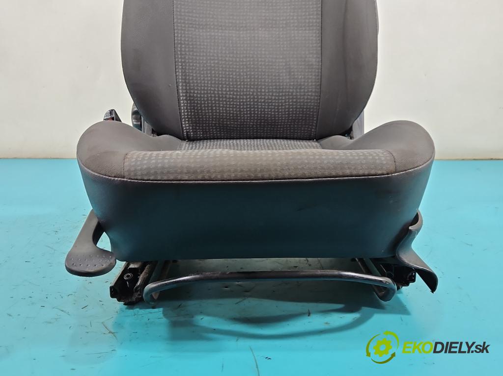 Opel Corsa C 2000-2006 1,3.0 cdti 69KM manual 51 kW 1248 cm3 3- Sedačka ľavý  (Sedadlo)