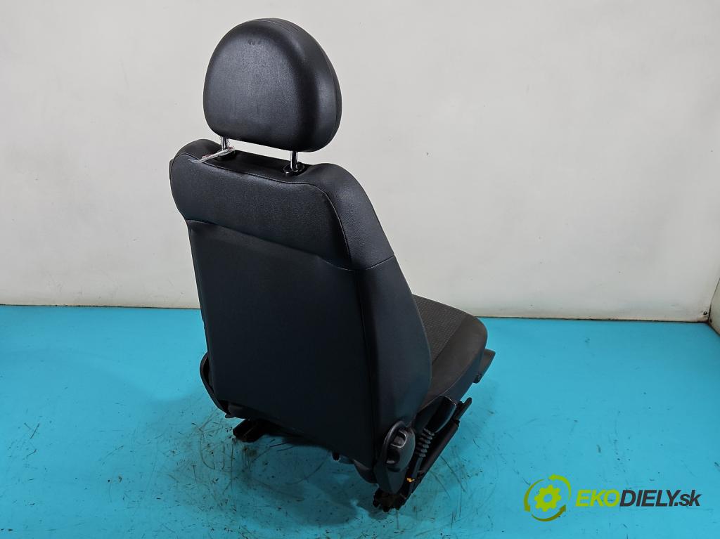 Opel Corsa C 2000-2006 1,3.0 cdti 69KM manual 51 kW 1248 cm3 3- Sedačka ľavý  (Sedadlo)