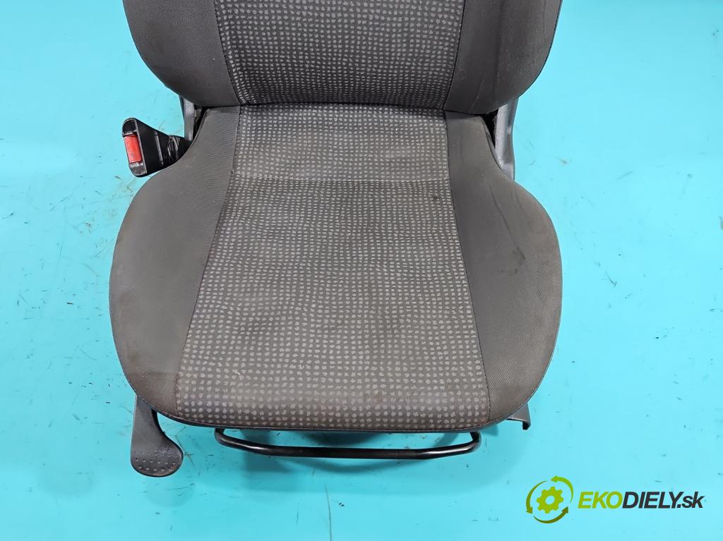 Opel Corsa C 2000-2006 1,3.0 cdti 69KM manual 51 kW 1248 cm3 3- Sedačka ľavý  (Sedadlo)