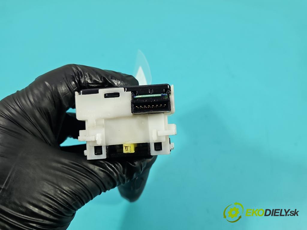 Nissan Note I 2006-2012 1.6 16V 110 HP manual 81 kW 1598 cm3 5- prepínač smeroviek  (Prepínacie páčky pod volantom)