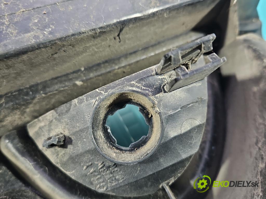Nissan Note I 2006-2012 1.6 16V 110 HP manual 81 kW 1598 cm3 5- svetlo / reflektor zadné pravé  (Kľučka dverí ostatné)