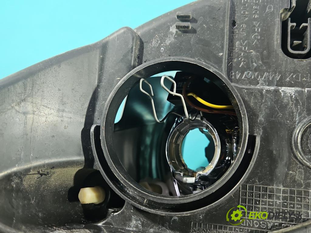 Peugeot 308 I 2007-2013 1.4 16V 98 HP manual 72 kW 1397 cm3 5- Reflektor: pravý  (Svetlo predné pravé)