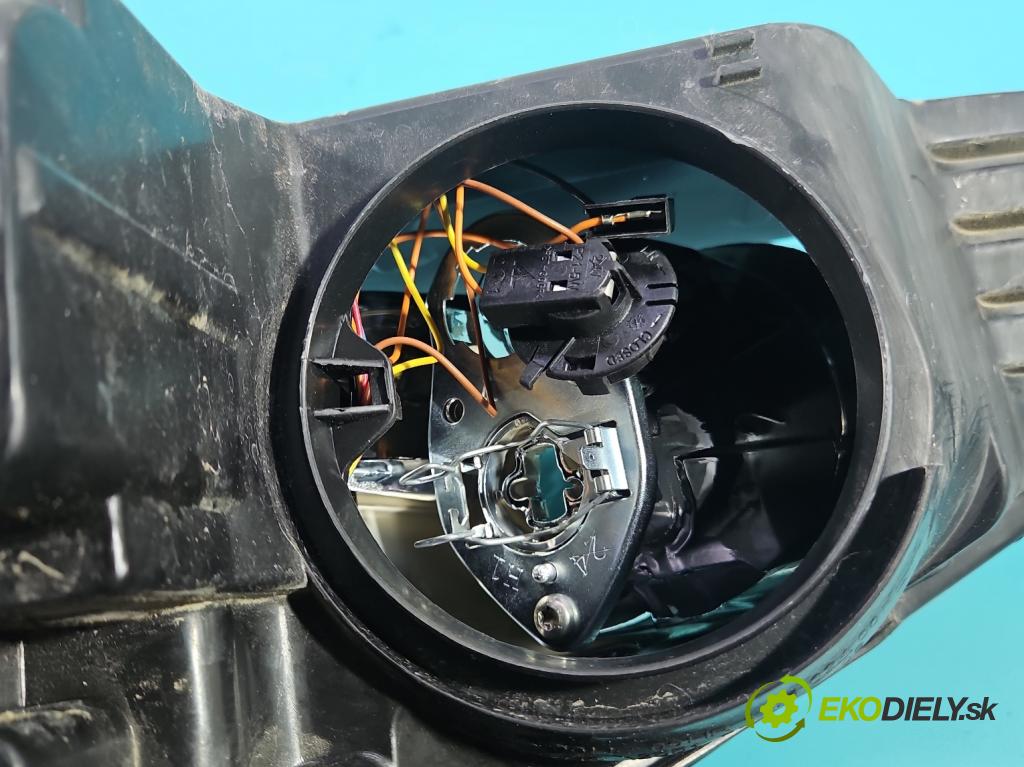 Peugeot 308 I 2007-2013 1.4 16V 98 HP manual 72 kW 1397 cm3 5- Reflektor: pravý  (Svetlo predné pravé)