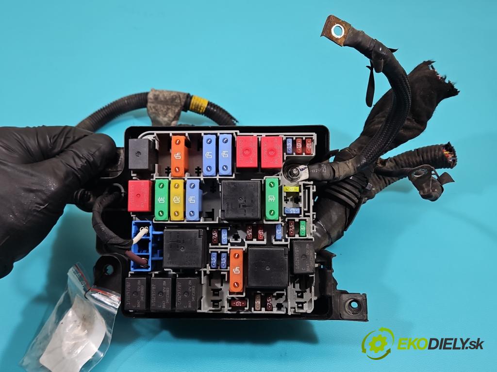 Fiat Doblo II 2010- 1.4 120 hp manual 88 kW 1368 cm3 5- skříňka pojistková 52028777 (Pojistková skříňka)