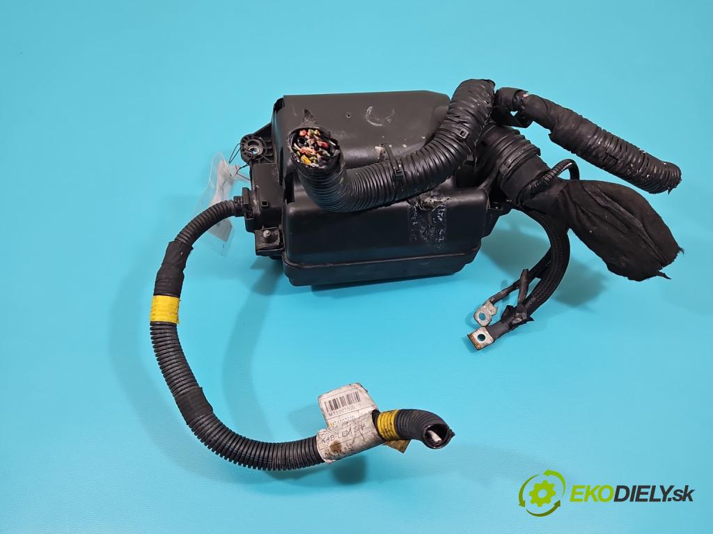 Fiat Doblo II 2010- 1.4 120 hp manual 88 kW 1368 cm3 5- skříňka pojistková 52028777 (Pojistková skříňka)