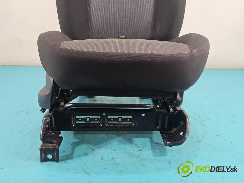 Fiat Doblo II 2010- 1.4 120 HP manual 88 kW 1368 cm3 5- Sedačka pravý  (Sedadlo)