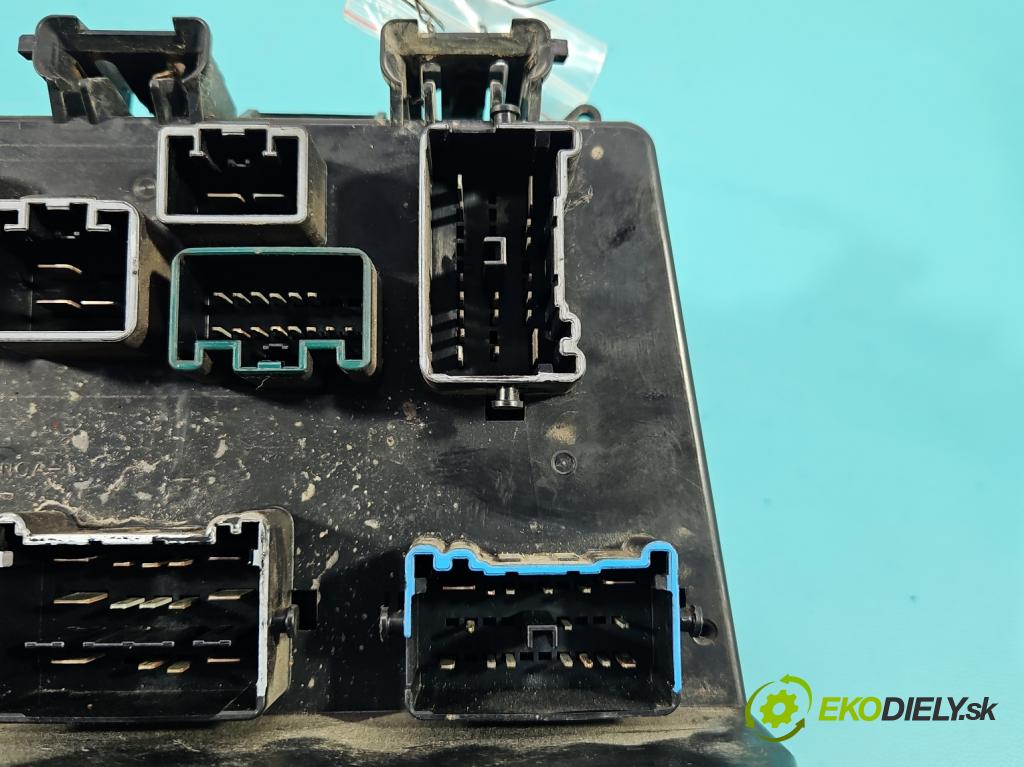 Chrysler Pacifica 3.5 V6 automatic 183 kW 3518 cm3 5- skříňka pojistková 05082790AH (Pojistková skříňka)