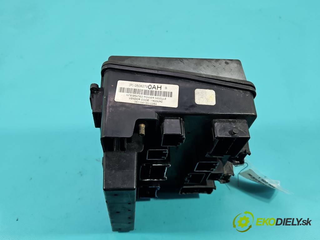 Chrysler Pacifica 3.5 V6 automatic 183 kW 3518 cm3 5- skříňka pojistková 05082790AH (Pojistková skříňka)