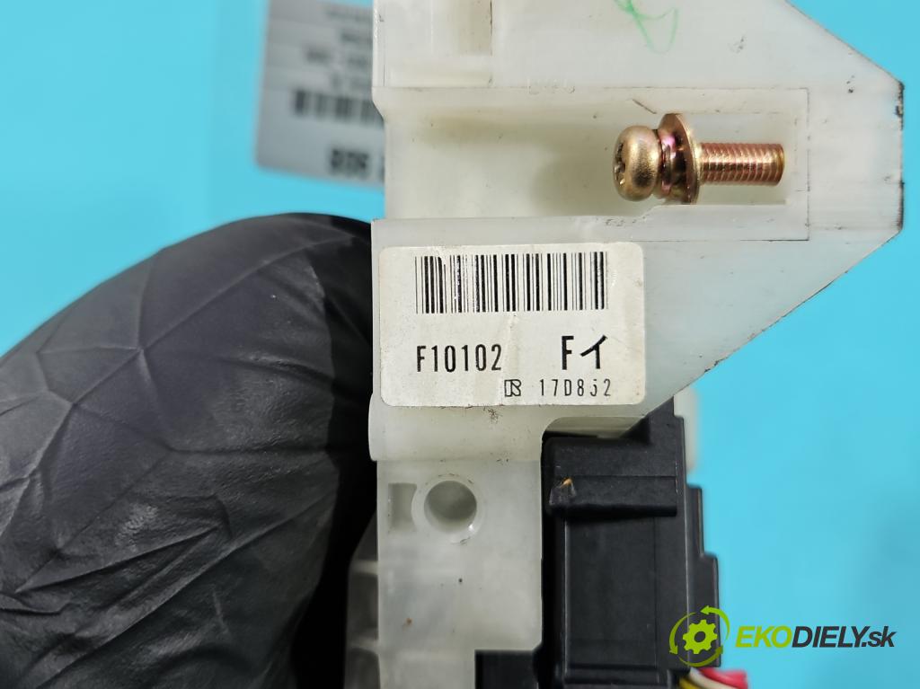 Mitsubishi Outlander I 2003-2006 2.0 16V 136 HP manual 100 kW 1997 cm3 5- prepínač komplex:  (Prepínacie páčky pod volantom)