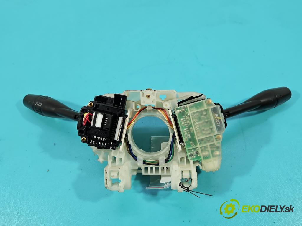 Mitsubishi Outlander I 2003-2006 2.0 16V 136 HP manual 100 kW 1997 cm3 5- prepínač komplex:  (Prepínacie páčky pod volantom)