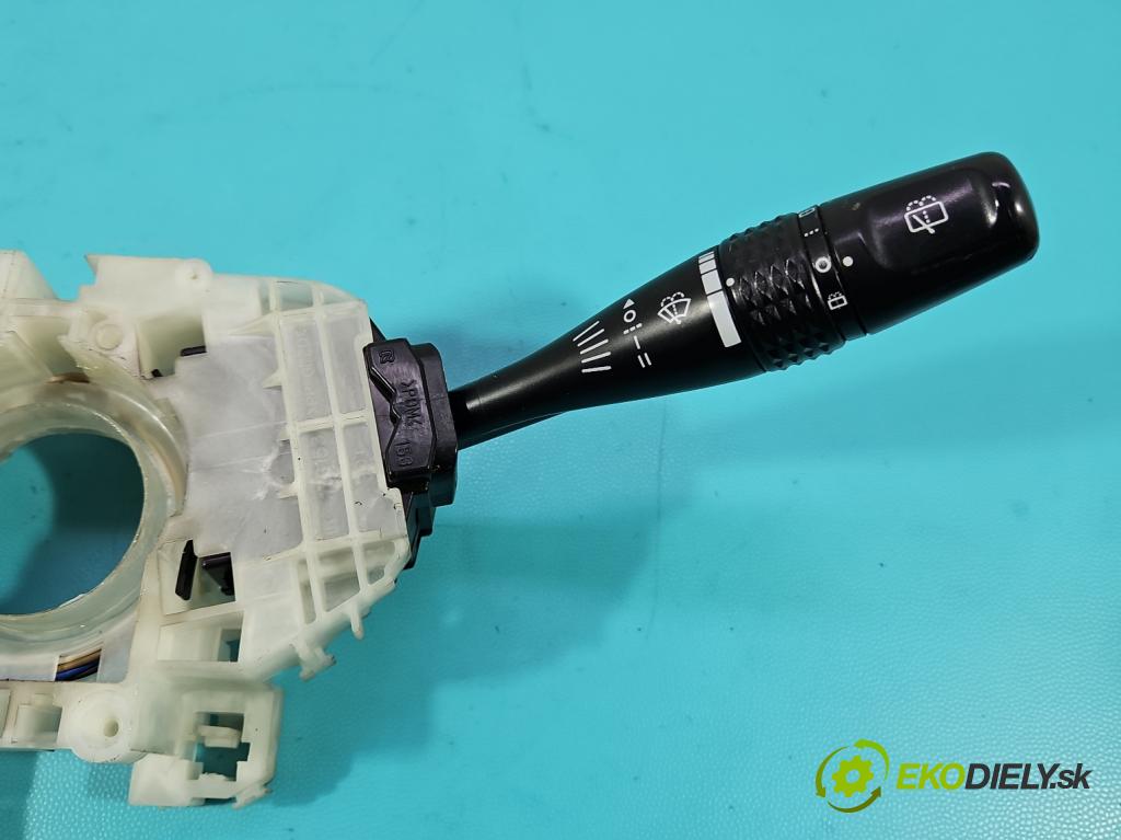 Mitsubishi Outlander I 2003-2006 2.0 16V 136 HP manual 100 kW 1997 cm3 5- prepínač komplex:  (Prepínacie páčky pod volantom)