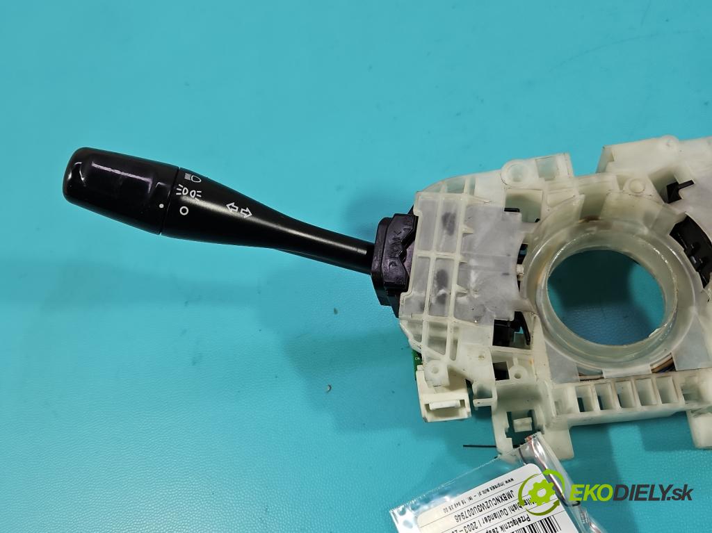 Mitsubishi Outlander I 2003-2006 2.0 16V 136 HP manual 100 kW 1997 cm3 5- prepínač komplex:  (Prepínacie páčky pod volantom)