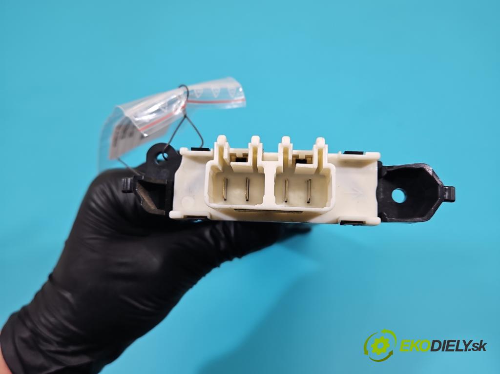 Lexus IS III 2014-2025 2.5 vvti 181KM automatic 133 kW 2494 cm3 4- radiator 87710-30050 (Radiátor kúrenia)