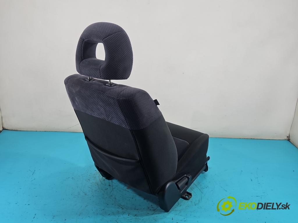 Mitsubishi Outlander I 2003-2006 2.0 16V 136 HP manual 100 kW 1997 cm3 5- Sedačka pravý  (Sedadlo)