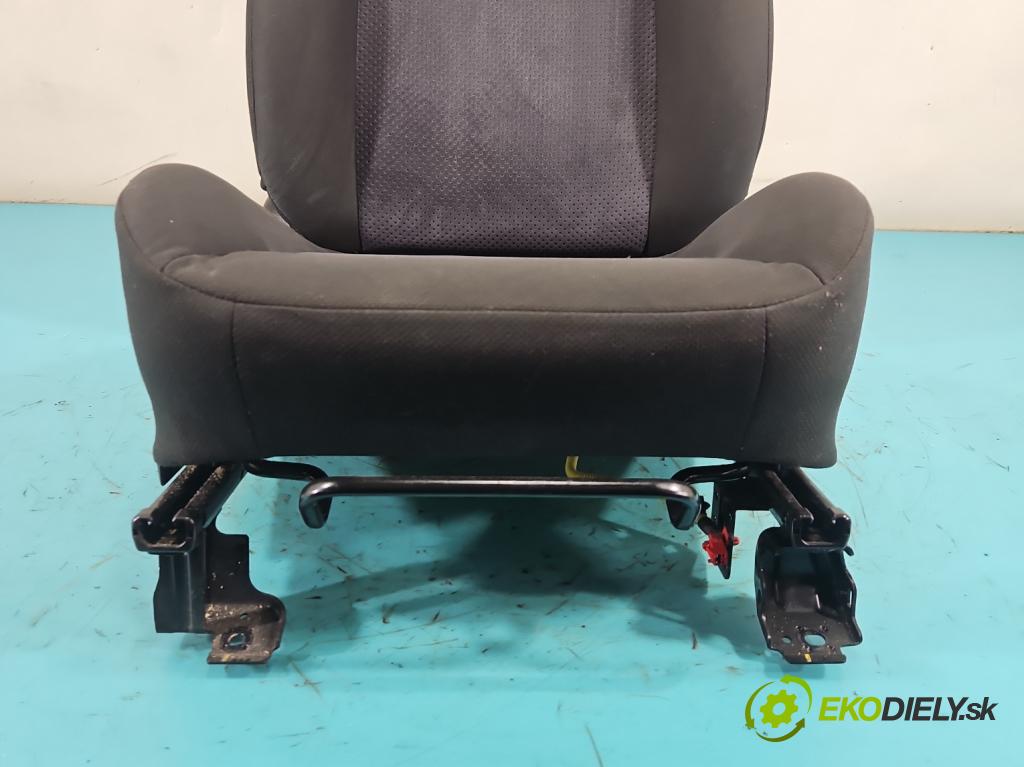 Mitsubishi Outlander I 2003-2006 2.0 16V 136 HP manual 100 kW 1997 cm3 5- Sedačka pravý  (Sedadlo)