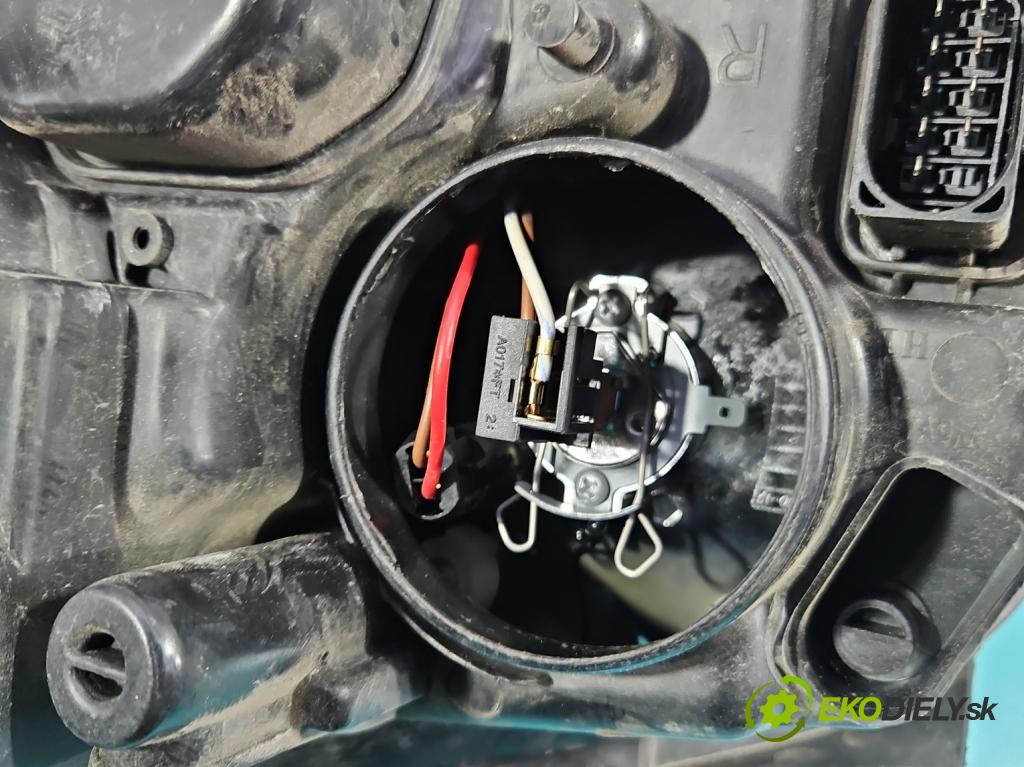 Vw Polo IV 9N 2001-2009 1.2 12V 64 HP manual 47 kW 1198 cm3 5- Reflektor: pravý  (Svetlo predné pravé)