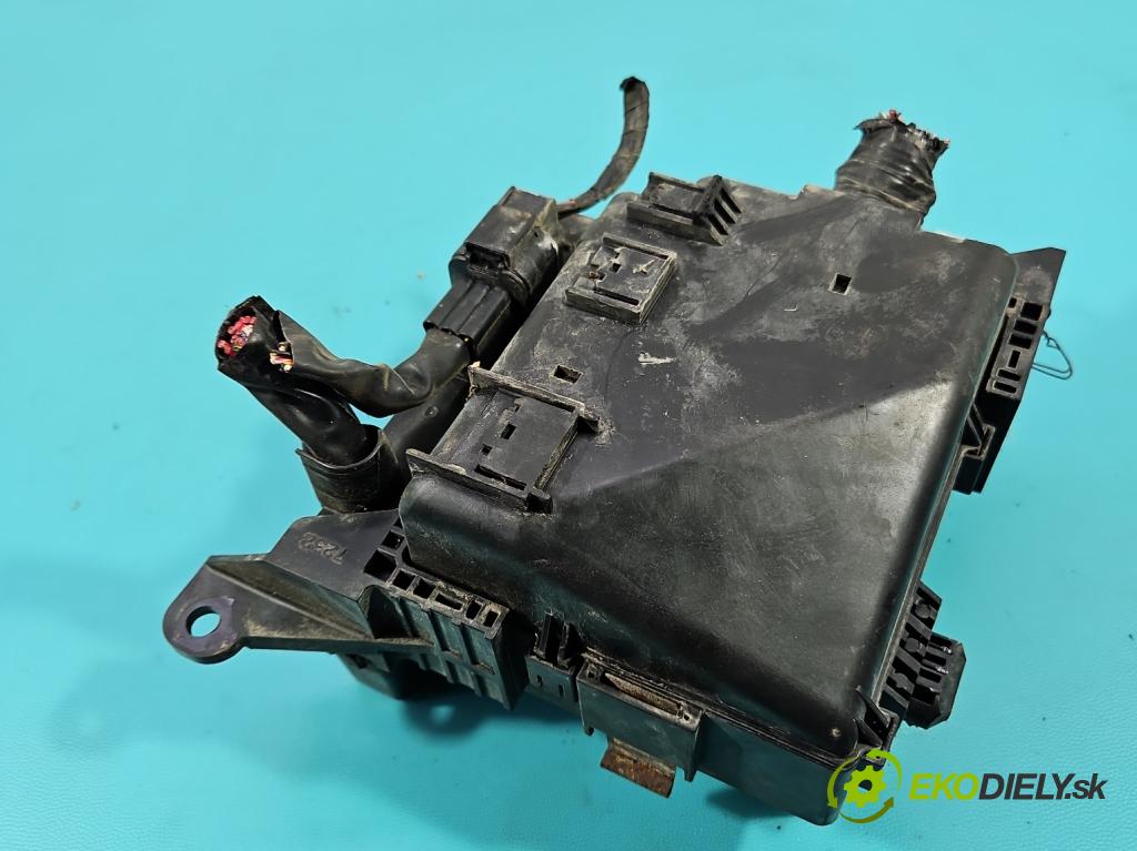 Mitsubishi Outlander I 2003-2006 2.0 16V 136hp manual 100 kW 1997 cm3 5- skříňka pojistková 110600-0030 (Pojistková skříňka)