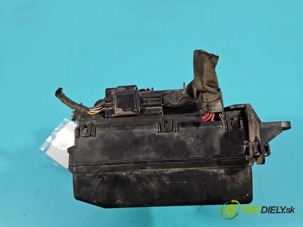 Mitsubishi Outlander I 2003-2006 2.0 16V 136hp manual 100 kW 1997 cm3 5- skříňka pojistková 110600-0030 (Pojistková skříňka)