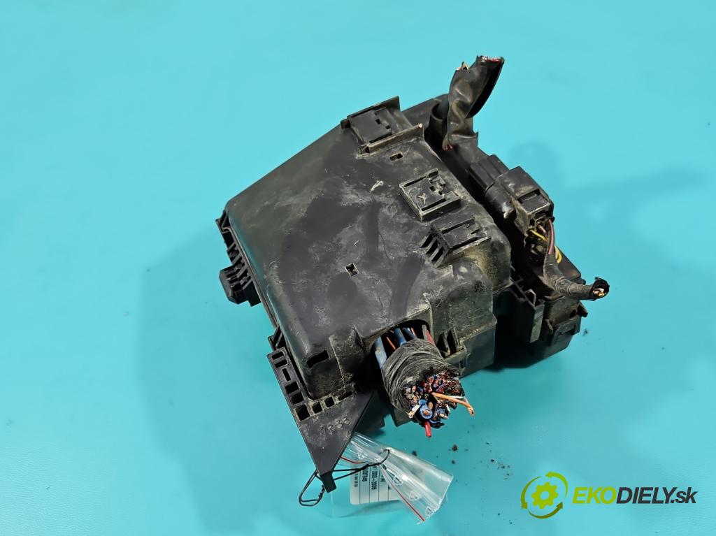 Mitsubishi Outlander I 2003-2006 2.0 16V 136hp manual 100 kW 1997 cm3 5- skříňka pojistková 110600-0030 (Pojistková skříňka)