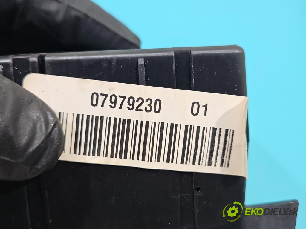 Jeep Grand Cherokee WK2 IV 2010-2021 3.0 CRD 241KM automatic 177 kW 2987 cm3 5- Spínačka 2701A-C01B (Spínacia skrinka)