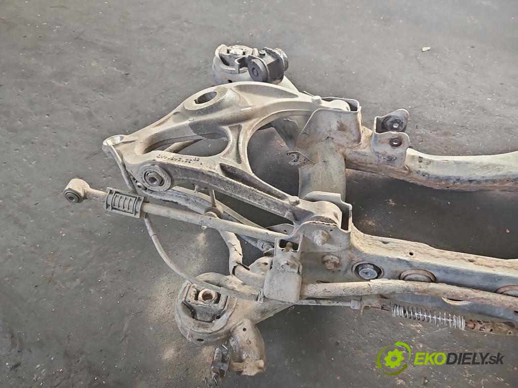 Jeep Grand Cherokee WK2 IV 2010-2021 3.0 CRD 241KM automatic 177 kW 2987 cm3 5- zadní výztuha  (Zadní výztuha)