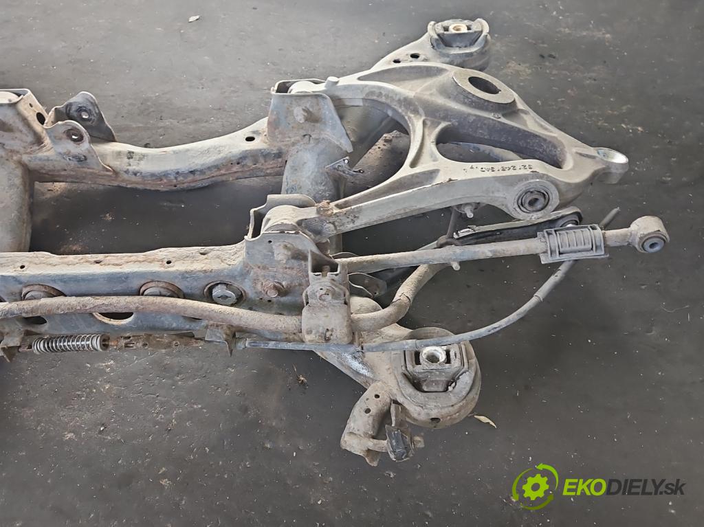 Jeep Grand Cherokee WK2 IV 2010-2021 3.0 CRD 241KM automatic 177 kW 2987 cm3 5- zadní výztuha  (Zadní výztuha)