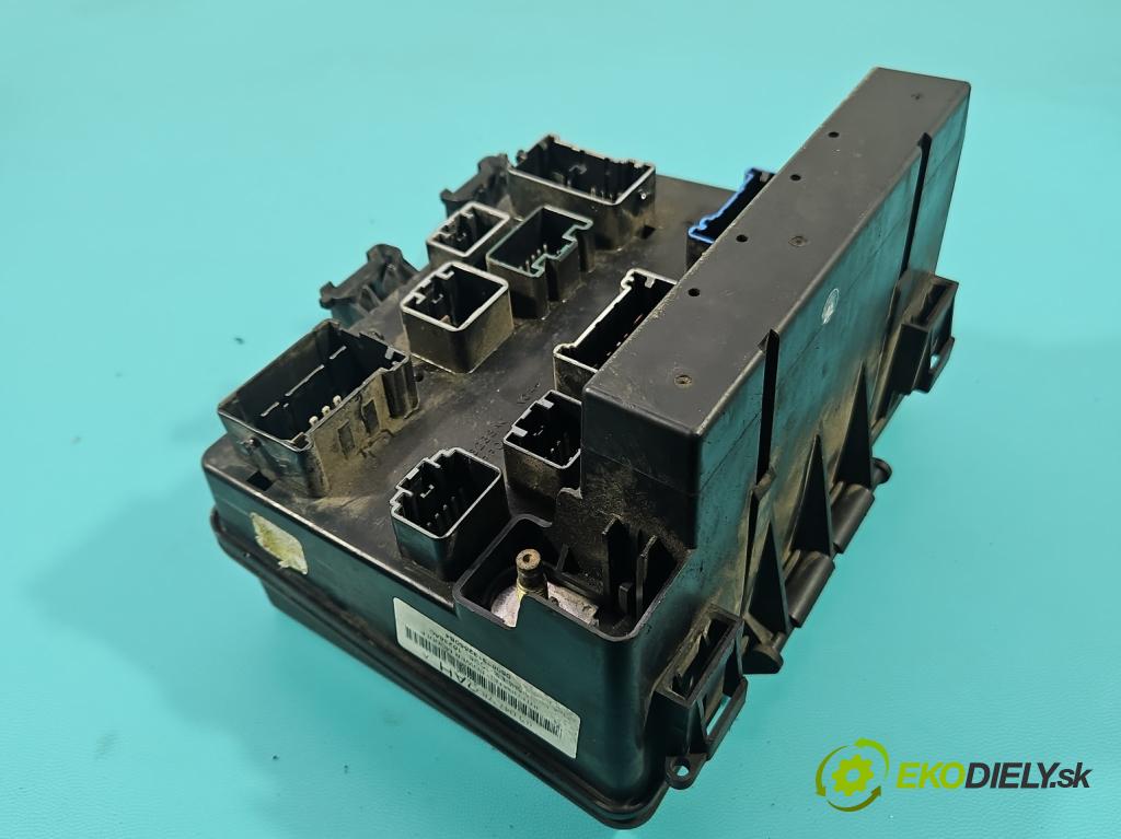 Chrysler Pacifica 3.5 V6 automatic 183 kW 3518 cm3 5- skříňka pojistková 04727832AH (Pojistková skříňka)