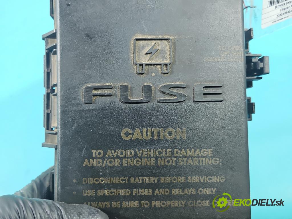 Chrysler Pacifica 3.5 V6 automatic 183 kW 3518 cm3 5- skříňka pojistková 04727832AH (Pojistková skříňka)