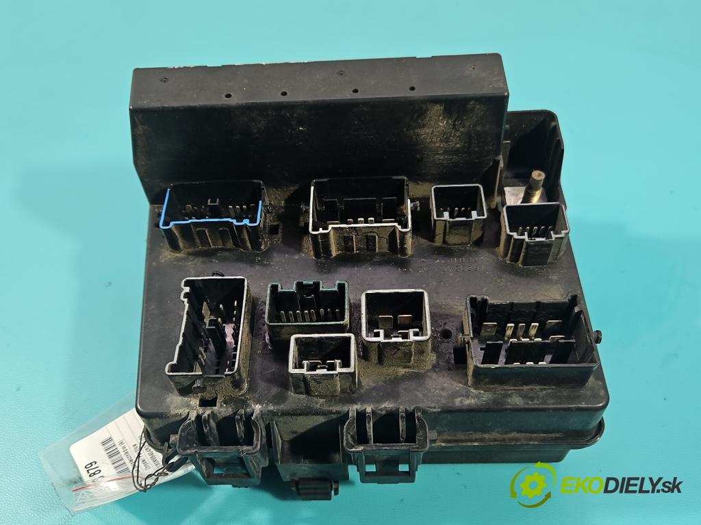 Chrysler Pacifica 3.5 V6 automatic 183 kW 3518 cm3 5- skříňka pojistková 04727832AH (Pojistková skříňka)