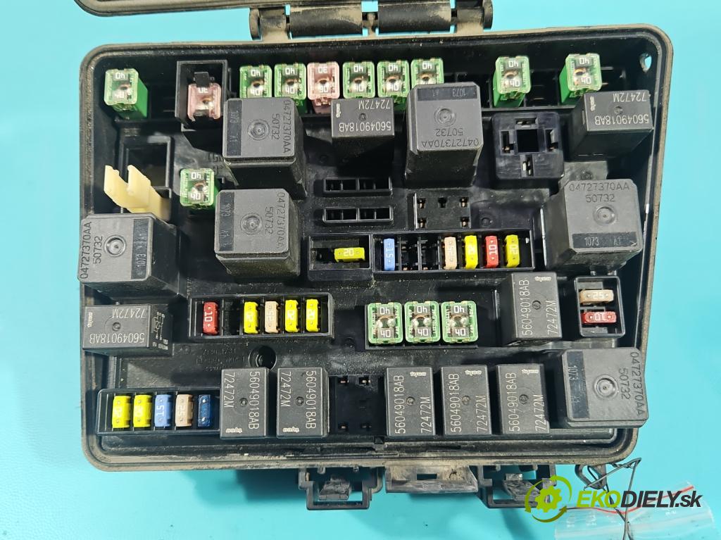 Chrysler Pacifica 3.5 V6 automatic 183 kW 3518 cm3 5- skříňka pojistková 04727832AH (Pojistková skříňka)