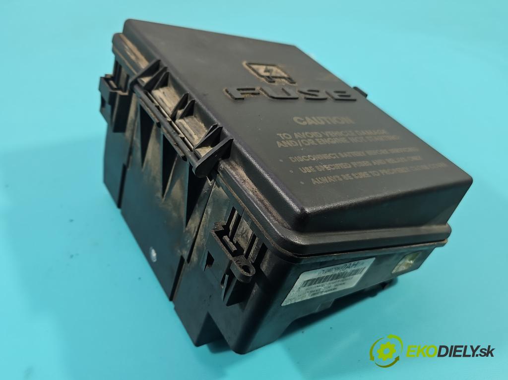 Chrysler Pacifica 3.5 V6 automatic 183 kW 3518 cm3 5- skříňka pojistková 04727832AH (Pojistková skříňka)