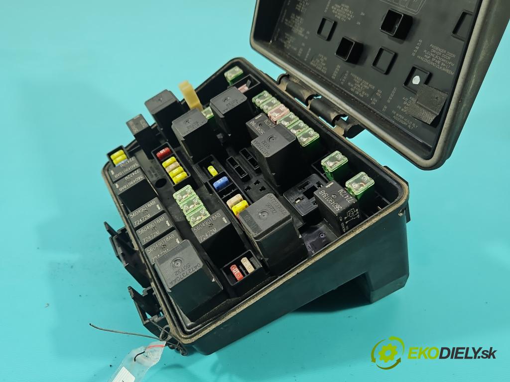 Chrysler Pacifica 3.5 V6 automatic 183 kW 3518 cm3 5- skříňka pojistková 04727832AH (Pojistková skříňka)