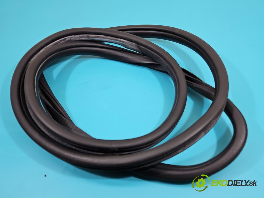 Jeep Grand Cherokee WK2 IV 2010-2021 3.0 CRD 241KM automatic 177 kW 2987 cm3 5- Těsnění: dveře zadní levé  (Karoserie ostatní)