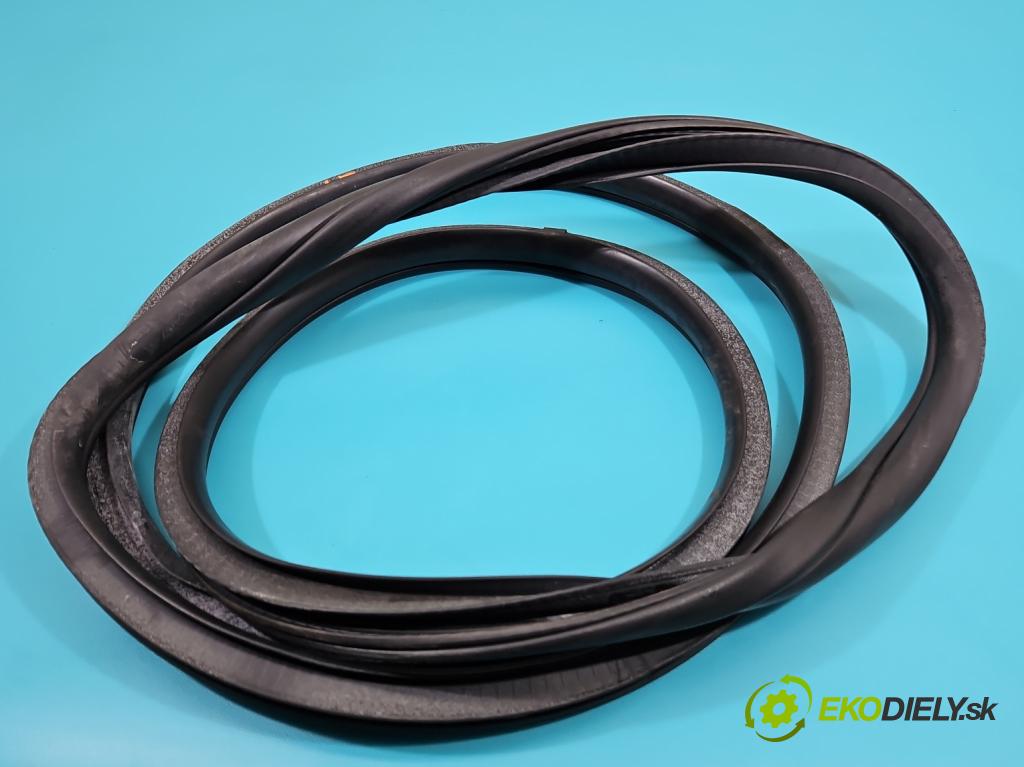 Jeep Grand Cherokee WK2 IV 2010-2021 3.0 CRD 241KM automatic 177 kW 2987 cm3 5- Těsnění: dveře zadní levé  (Karoserie ostatní)